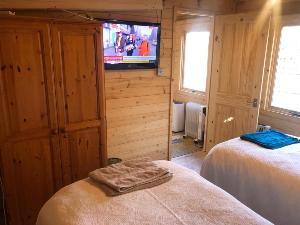 Cosy Garden Log Cabin Σαλισμπέρι Εξωτερικό φωτογραφία