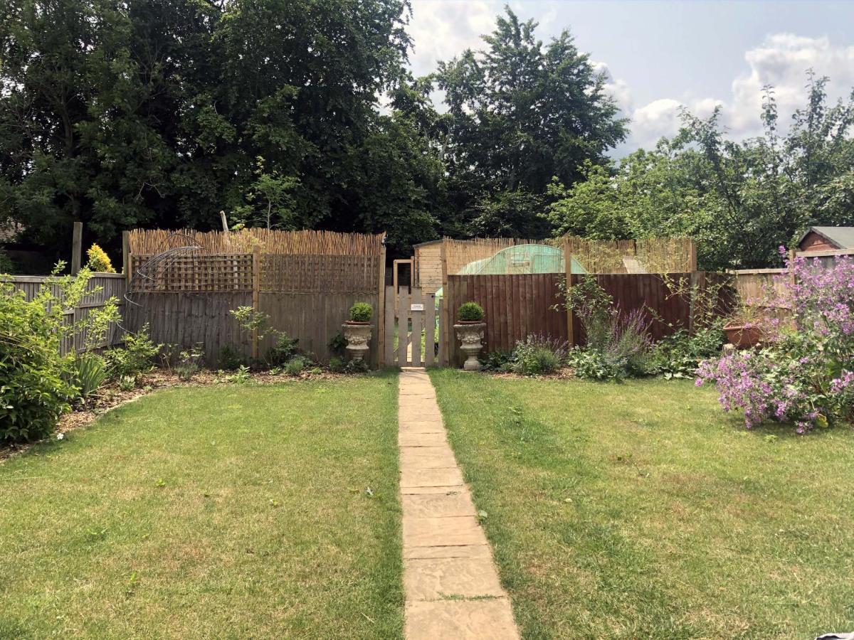 Cosy Garden Log Cabin Σαλισμπέρι Εξωτερικό φωτογραφία